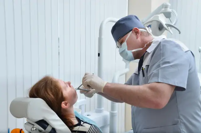 Dentysta w niedzielę? Sprawdź, gdzie szukać pomocy i ile to kosztuje