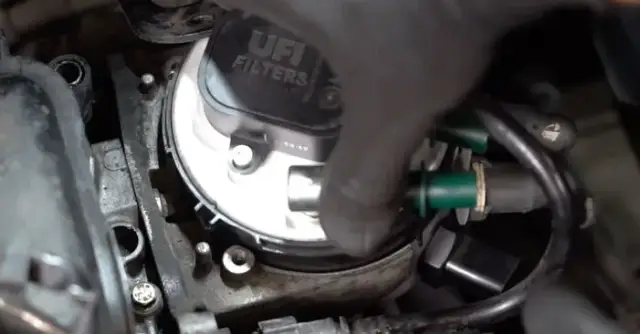 Gdzie jest filtr paliwa w Ford Focus Mk2 1.6 benzyna? Oto lokalizacja