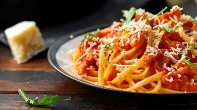 Spaghetti z tuńczykiem: Przepis, wariacje i sekrety smaku