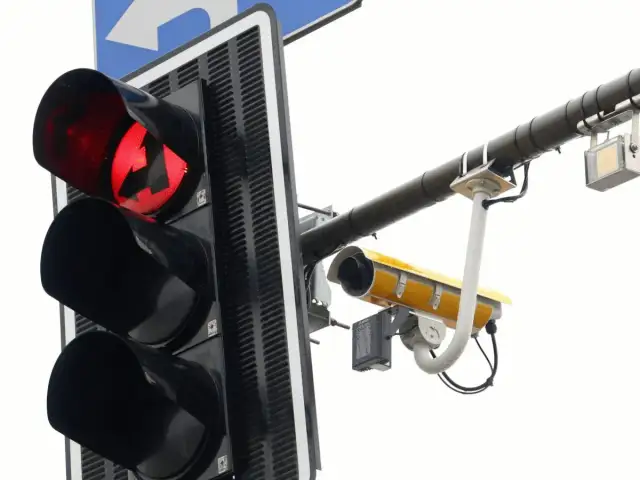 Sygnalizacja świetlna - Kiedy można jechać i jak uniknąć mandatu?