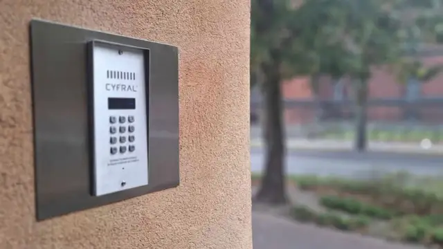 Domofon Cyfral na ścianie budynku. Aby wejść, trzeba wiedzieć, jak wpisać kod do klatki.