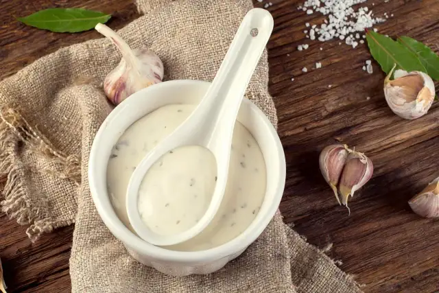 Salsa de ajo cremosa - Trucos para que sea suave y no se corte