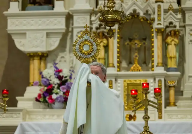 Suma w Kościele: Co to jest i dlaczego jest ważna?