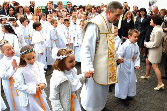 "Komunii" czy "komuni"? Poznaj żelazną zasadę i pisz bezbłędnie.