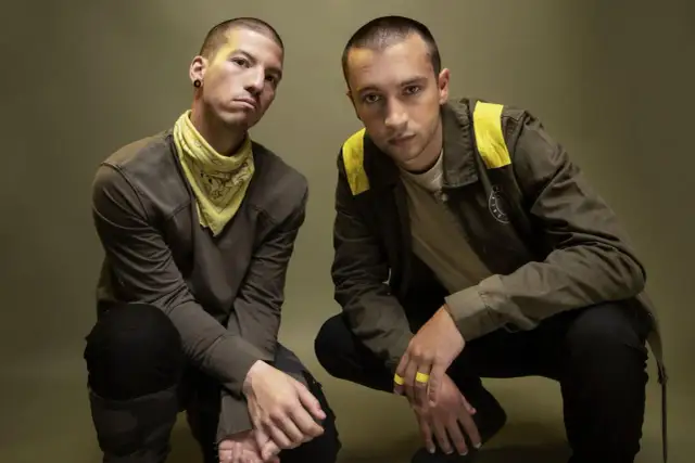 Tyler Joseph i Josh Dun, duet znany z tworzenia wyjątkowych twenty one pilots utworów, pozują w charakterystycznych strojach.