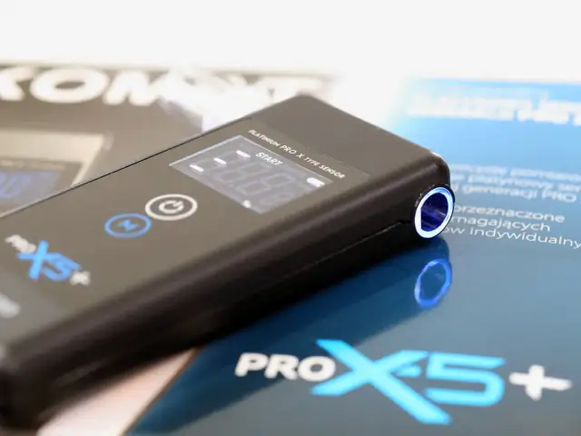 Czarny alkomat PRO X5+ z cyfrowym wyświetlaczem i podświetlanym ustnikiem.