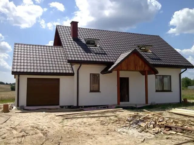 Dom drewniany czy murowany? Pełne porównanie kosztów budowy i utrzymania