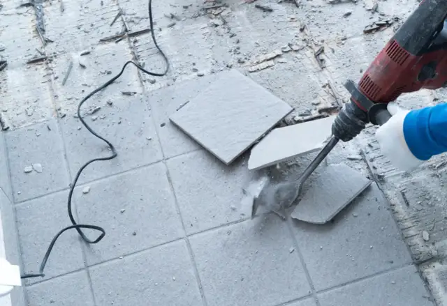 Skuwanie płytek z podłogi: Ekspert radzi, jak uniknąć wpadek