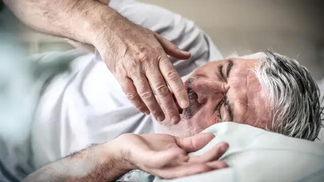 Dlaczego seniorzy więcej śpią? Przyczyny i kiedy się martwić