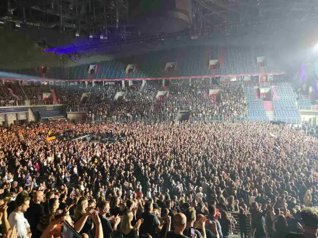 Tłum fanów na koncercie w Krakowie, prawdopodobnie Justin Timberlake.
