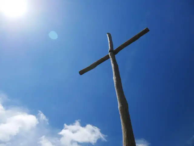 Drewniany krzyż na tle błękitnego nieba. Symbol wiary, który może pomóc zrozumieć, czym się różni prawosławie od katolicyzmu.
