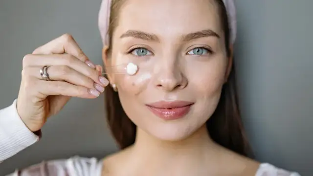 Jak często stosować peeling enzymatyczny? Bezpieczna częstotliwość dla każdego typu skóry