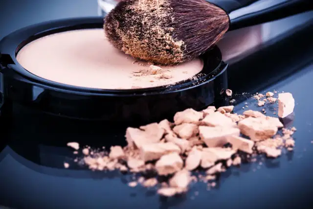 Rozsypany puder w kamieniu i pędzel. Jak uratować puder w kamieniu? Zobacz, jak go odtworzyć.