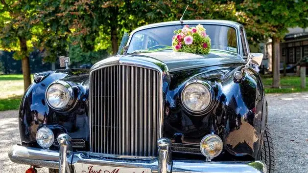 Ile kosztuje auto do ślubu? Ceny, pułapki i jak oszczędzić!