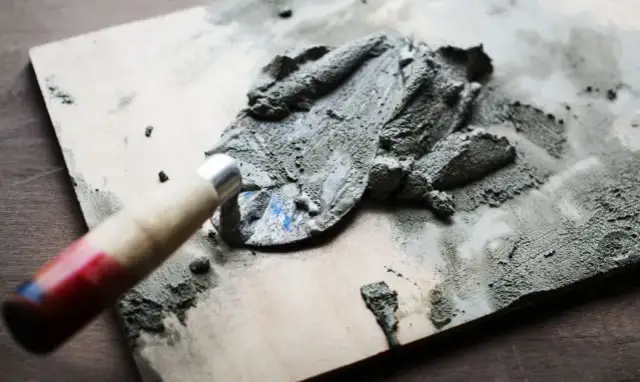Jaki cement na posadzki 32 5 czy 42 5 - wybierz mądrze i oszczędzaj