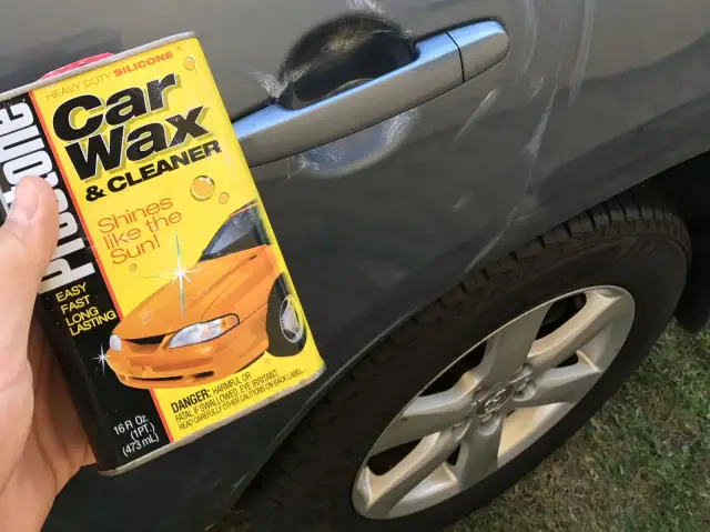 Puszka wosku do samochodu Car Wax & Cleaner, idealna do mycia i nabłyszczania auta.