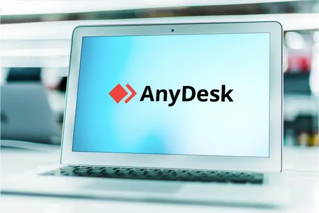 Laptop z logo AnyDesk na ekranie, gotowy do pracy z dowolnego miejsca.