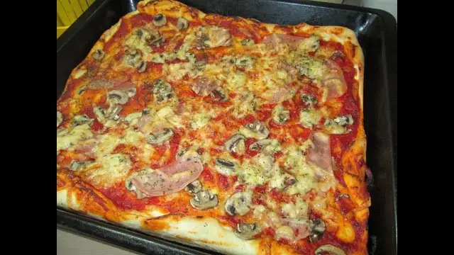 Jak zrobić cienkie ciasto na pizzę, które zachwyci Twoich gości