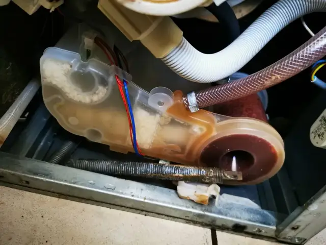 Zmywarka Whirlpool błąd E4 - Co oznacza i jak naprawić?