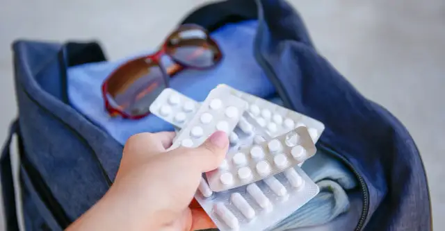 Jakie leki na wakacje do Turcji? Niezbędne medykamenty, które warto mieć
