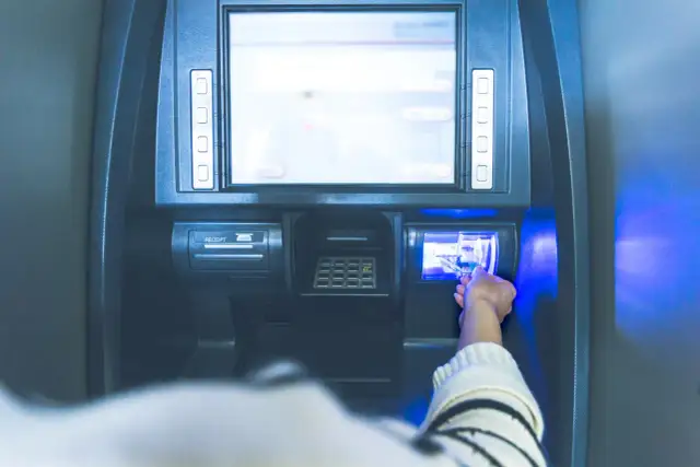 Jak płacić we Francji? Euro, karty, bankomaty uniknij pułapek!