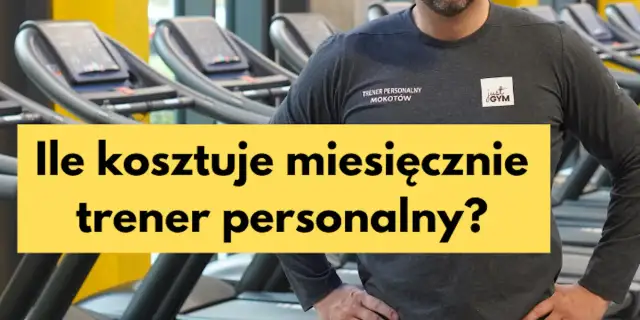 Mężczyzna w koszulce z napisem "TRENER PERSONALNY" stoi na tle bieżni. Żółty prostokąt z tekstem: "Ile kosztuje miesięcznie trener personalny?".