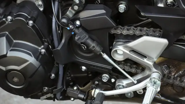 Mechanizm quickshifter w motocyklu. Pozwala na błyskawiczną zmianę biegów bez sprzęgła.
