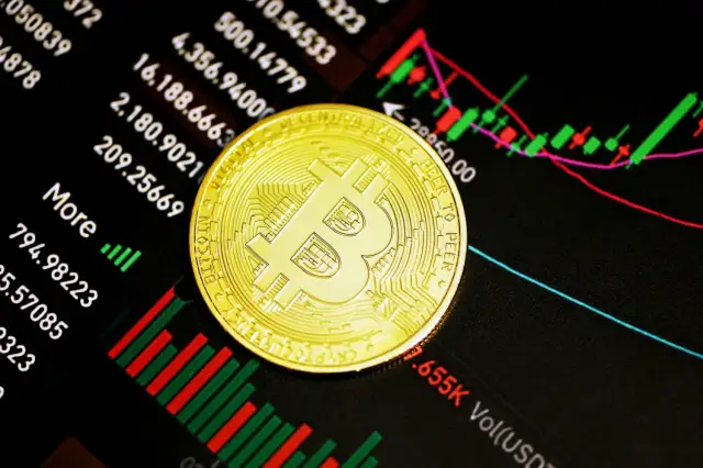 Czy opłaca się inwestować w kryptowaluty? Ryzyko i zyski na rynku
