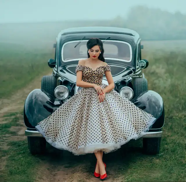 Sukienka retro lata 60 – odkryj ponadczasowy styl i elegancję