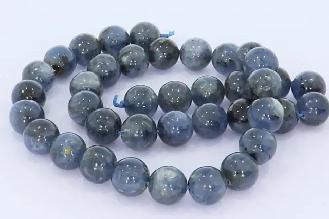 Eine Kette aus blauen, kugelförmigen Steinen mit schimmernder Wirkung.