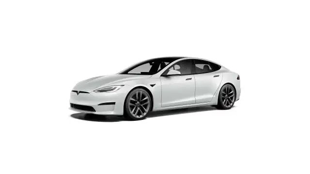Biała Tesla Model S na białym tle. Sprawdź aktualną tesla cena i możliwości tego elektrycznego sedana.