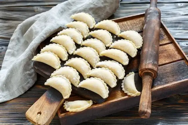 Przepis na dobre ciasto na pierogi ruskie, które zawsze się udaje