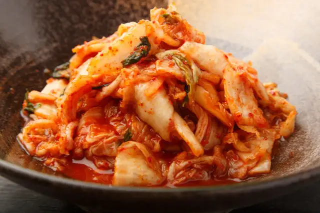 Kimchi: Z czym jeść? Poznaj zaskakujące połączenia smaków!
