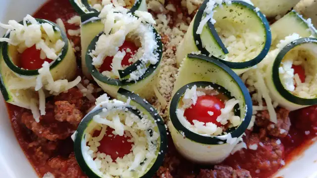 Zucchini-Röllchen mit Hackfleisch und Tomaten, überbacken mit Käse. Ein leckerer hackfleischauflauf low carb.