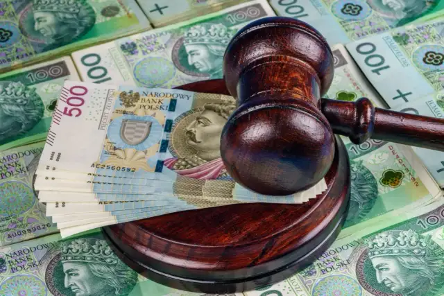 Młotek sędziowski na stosie polskich banknotów. Kluczowe pytanie: ile obliczyć wartość przedmiotu zaskarżenia w apelacji?