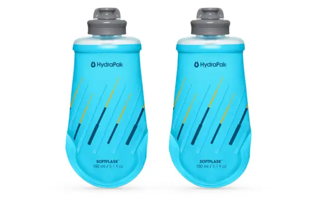 Dwie niebieskie butelki do biegania HydraPak Softflask 150 ml, idealne na długie trasy.