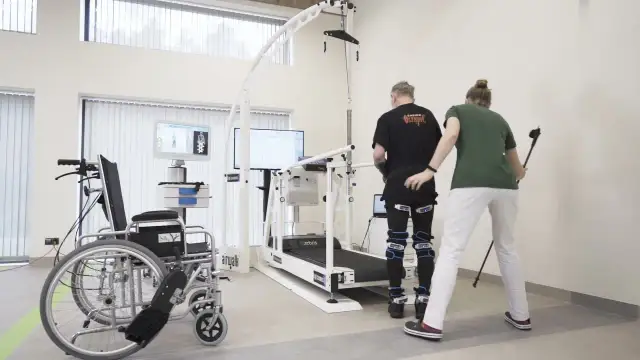 Ile trwa rehabilitacja po operacji guza mózgu? Oczekiwania i realia