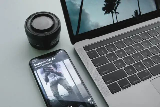 Aparat, smartfon i laptop leżą obok siebie. Zastanawiasz się, jak przesłać zdjęcia z aparatu na laptop? To proste!