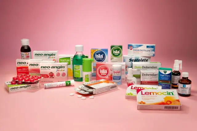 Viele Medikamente gegen Halsschmerzen, darunter Lutschtabletten, Säfte und Sprays.