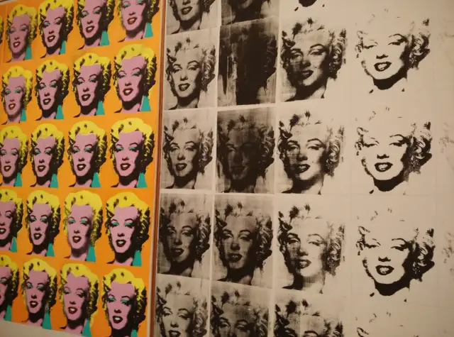 Ikony Marilyn Monroe w kolorze i czerni i bieli, tworzące ikoniczną sztukę pop art.