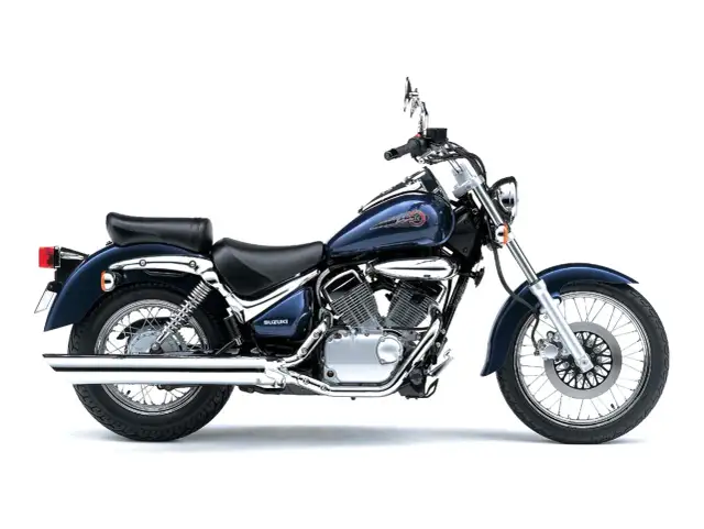 Stylowy, ciemnoniebieski motocykl Suzuki Intruder z chromowanymi elementami, gotowy na przygodę.