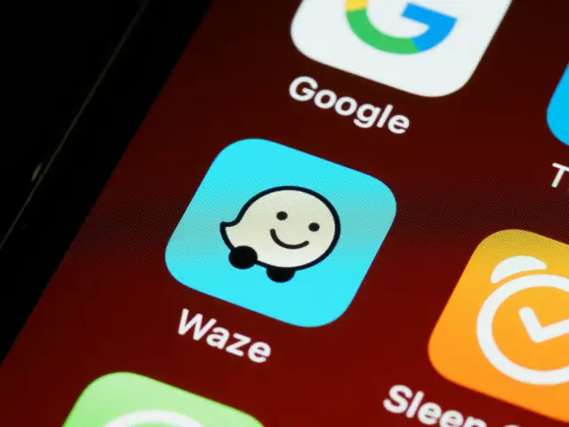 Icône Waze sur un écran de smartphone, prête pour une utilisation avec Android Auto.