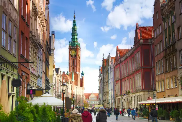 Spacer po Długiej w Gdańsku. Warto zobaczyć Ratusz Głównego Miasta i kolorowe kamienice.