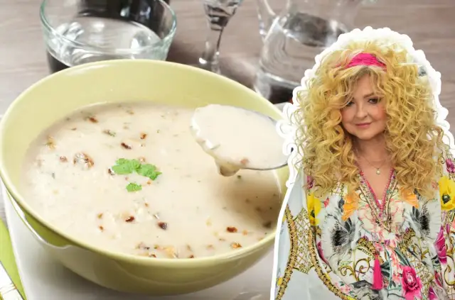 Kremowa zupa grzybowa w misce, łyżka z zupą i kobieta z kręconymi blond włosami.