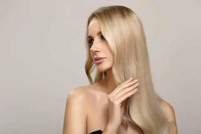 Brzoskwiniowy blond - jak uzyskać ten odcień i uniknąć błędów?