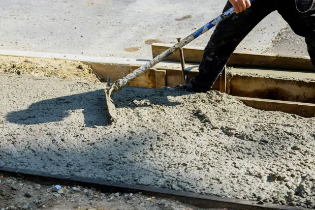 Jaki beton na posadzkę B15 czy B20? Poznaj kluczowe różnice i koszty