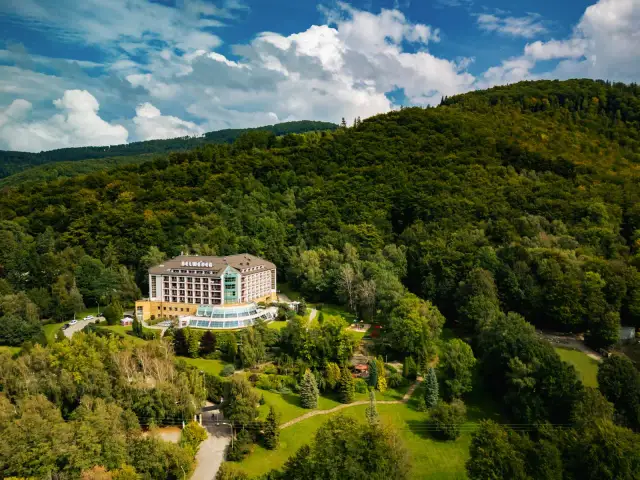 Hotel Belweder Ustroń, otoczony zielenią Beskidów, zaprasza na wypoczynek. Wiele pozytywnych hotel belweder ustroń opinie potwierdza jego urok.