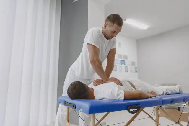 Fizjoterapeuta: Ile godzin na etacie? Normy, wyjątki i realia