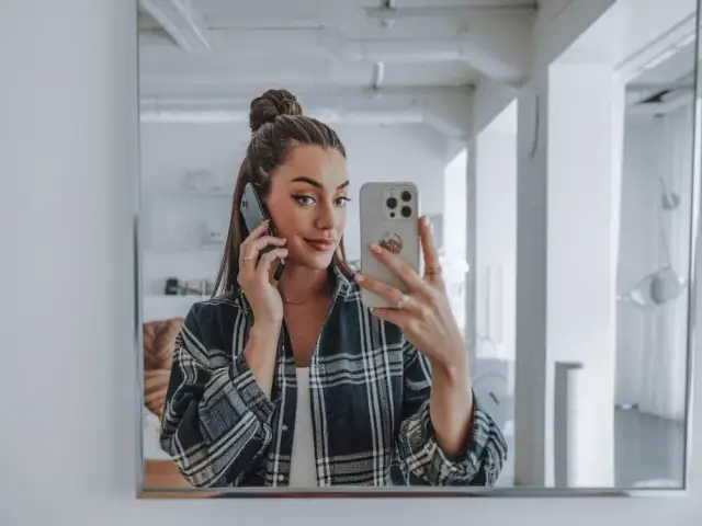 Jak zrobić dobre selfie w lustrze: uniknij najczęstszych błędów