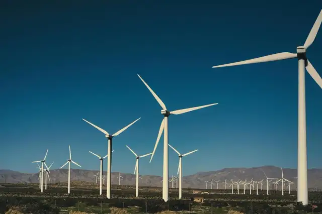 Ile kWh produkuje turbina wiatrowa? Duże i małe wiatraki liczby